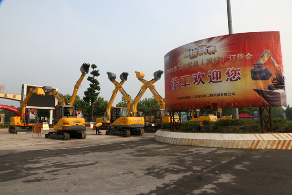 路友公司—2013年满冠（中国）挖掘机订货会外景