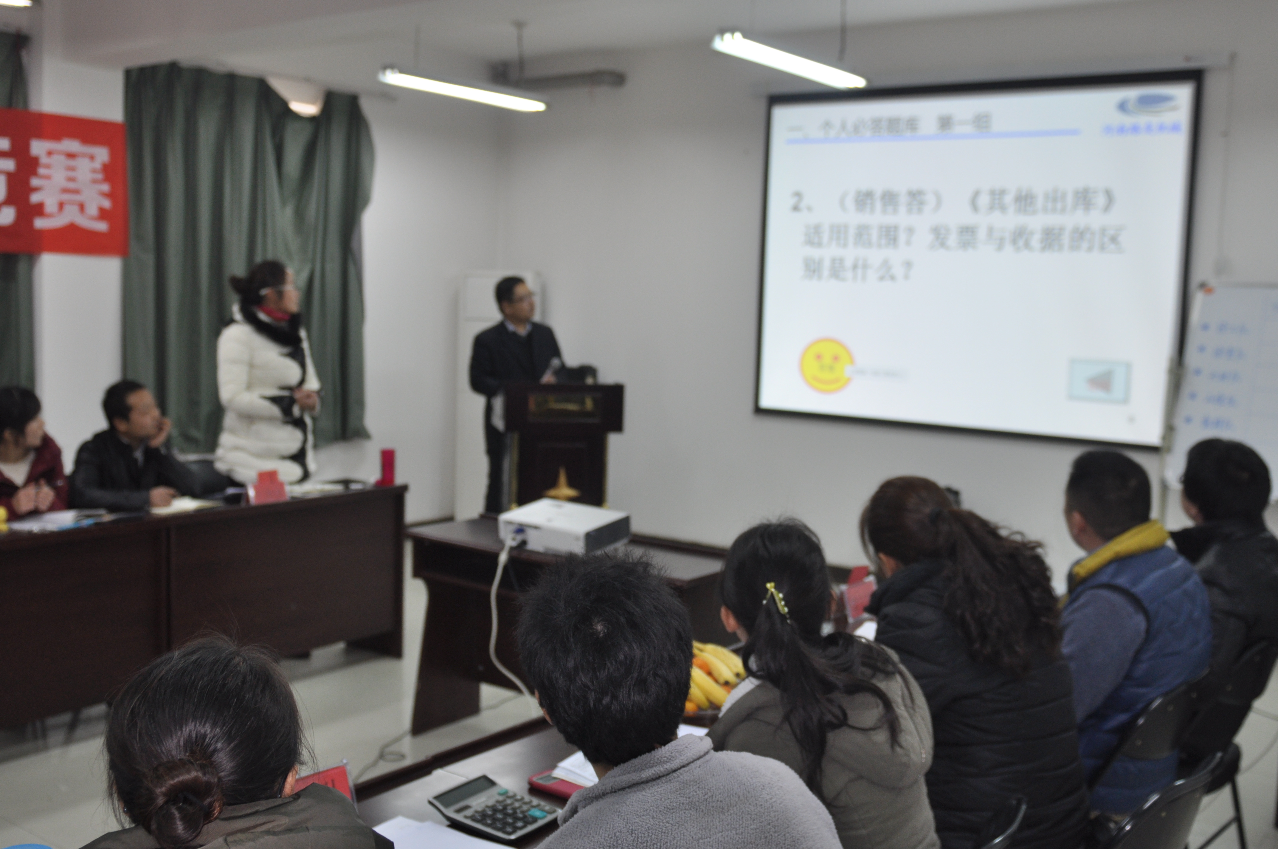 满冠（中国）挖掘机配件部人员进行个人必答题回答