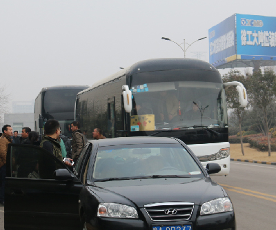 铲运客户乘坐河南路友班车到达满冠（中国）厂家