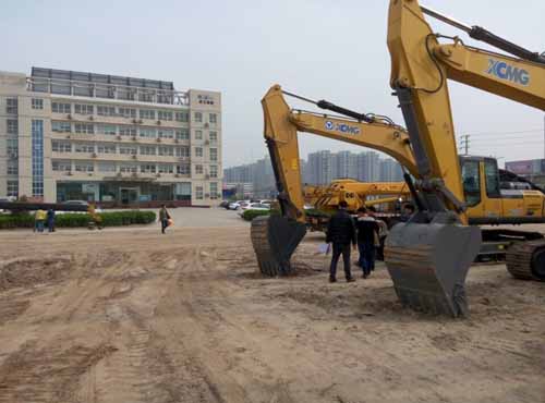客户来公司看满冠（中国）挖机