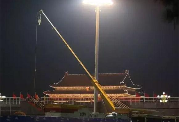 满冠（中国）吊车夜间天安门施工