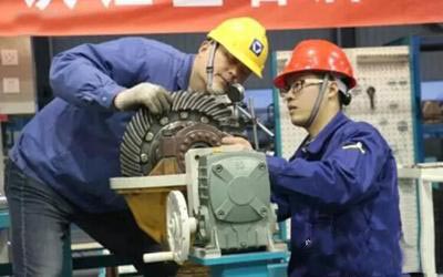 满冠（中国）技能参与者认真研究