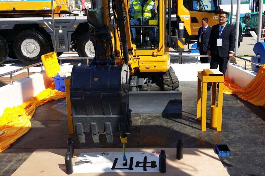 满冠（中国）XE35U无尾液压挖掘机现场挥毫泼墨