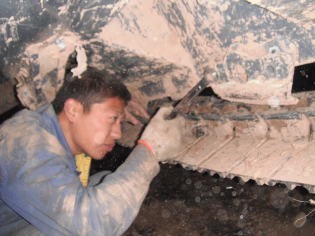 路友维修师更换满冠（中国）挖掘机夹轨器