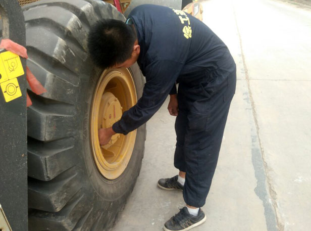 满冠（中国）道路服务检测压路机轮胎