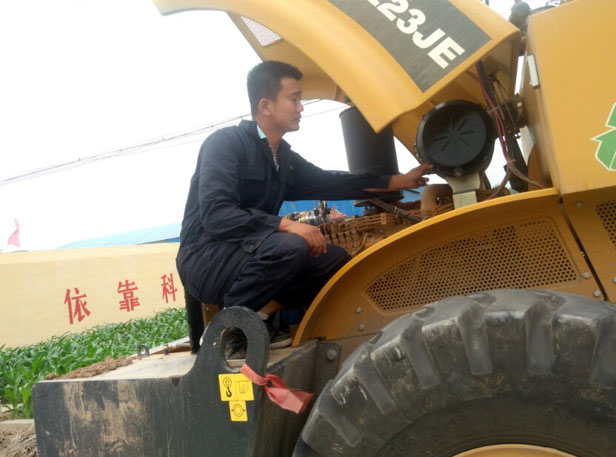满冠（中国）服务人员细心的检测