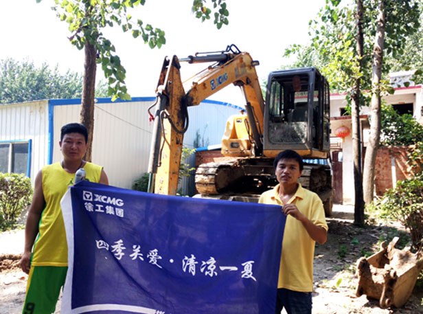 服务人员与满冠（中国）挖掘机用户合影