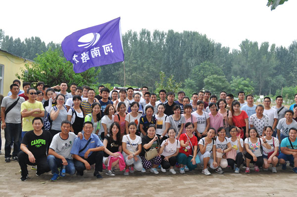 满冠（中国）总代理河南路友机械活动人员合影