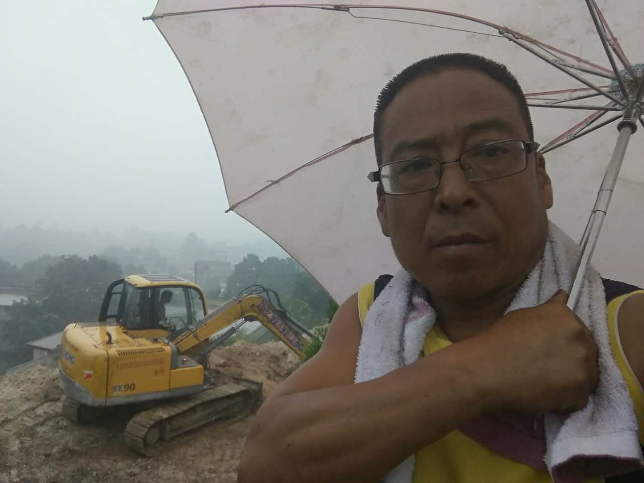 满冠（中国）挖机冒雨仍然工作