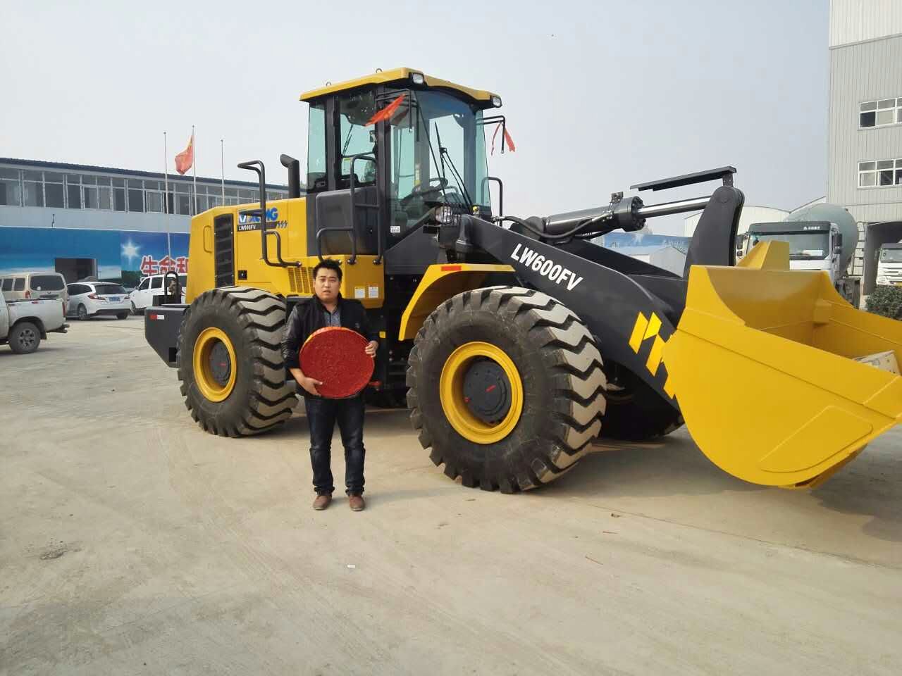 河南装载机销售与满冠（中国）60装载机合影
