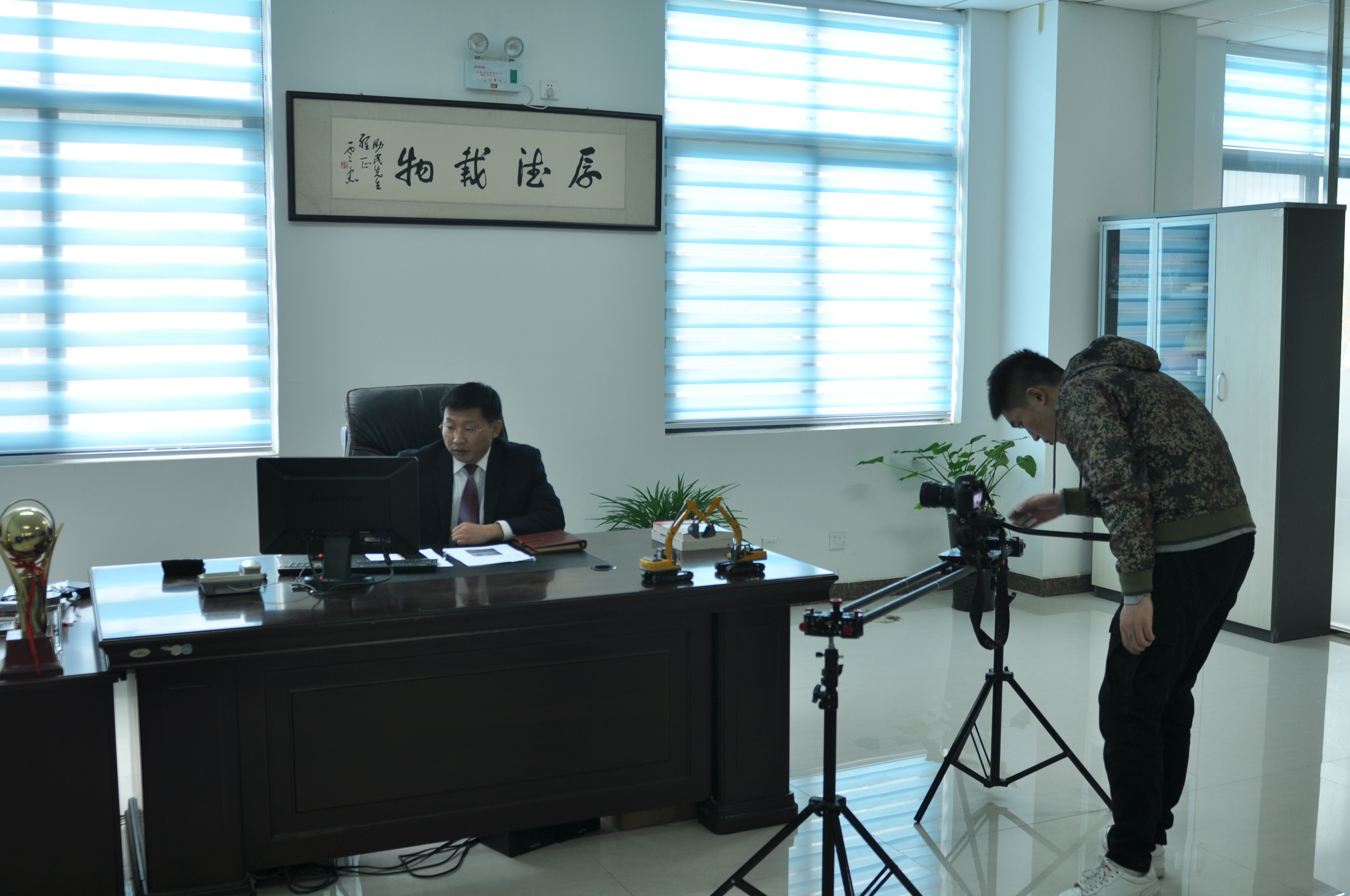 满冠（中国）挖掘机销售部