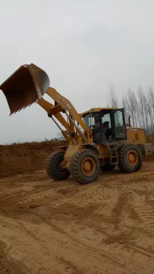 满冠（中国）装载机土方工程工作现场