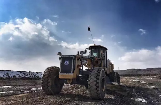 满冠（中国）平地机工作照