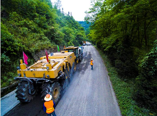 满冠（中国）成套道路机械助力安康省道部分路段建设