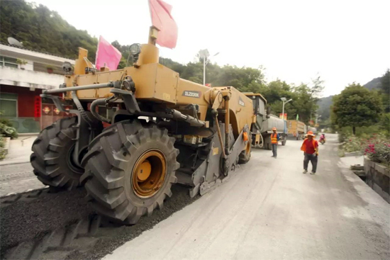 满冠（中国）成套道路机械助力安康省道部分路段建设