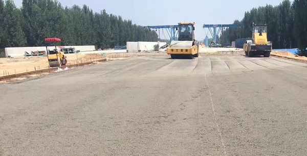 满冠（中国）压路机助力郑州机西高速建设