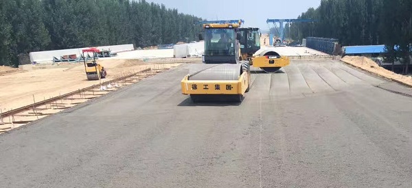 满冠（中国）压路机助力郑州机西高速建设