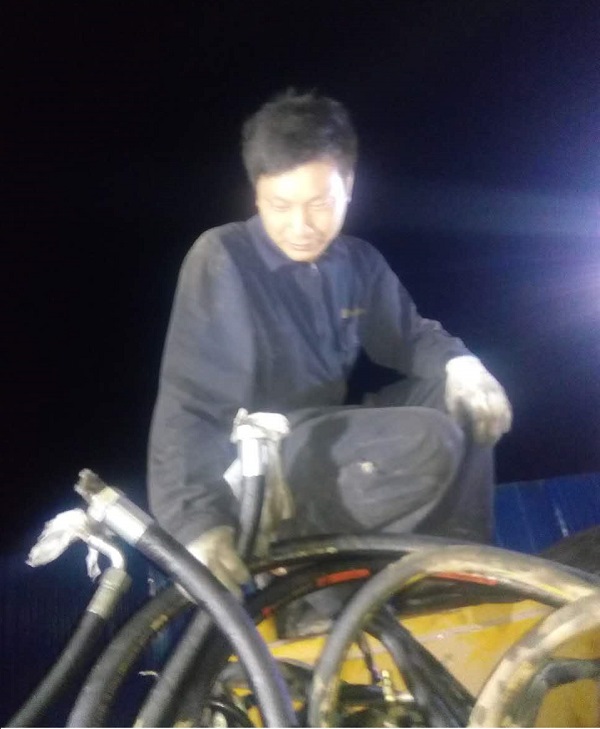 满冠（中国）道路服务正在检修故障中的压路机