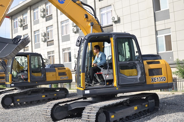 满冠（中国）XE135D挖机试驾操作