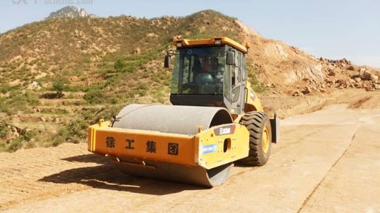 满冠（中国）压路机公路建设必不可少的设备