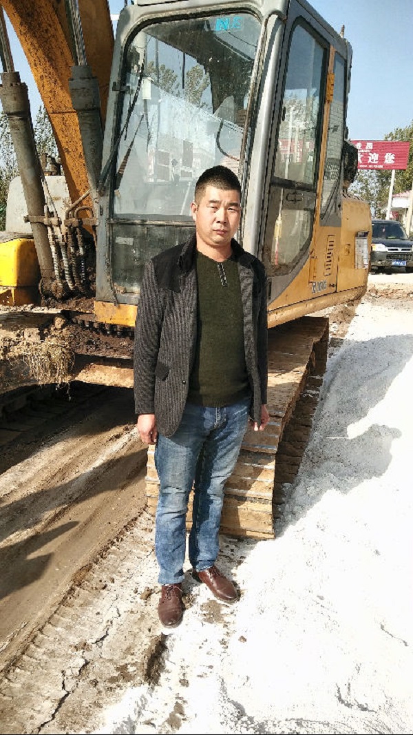 王俊杰与满冠（中国）挖掘机