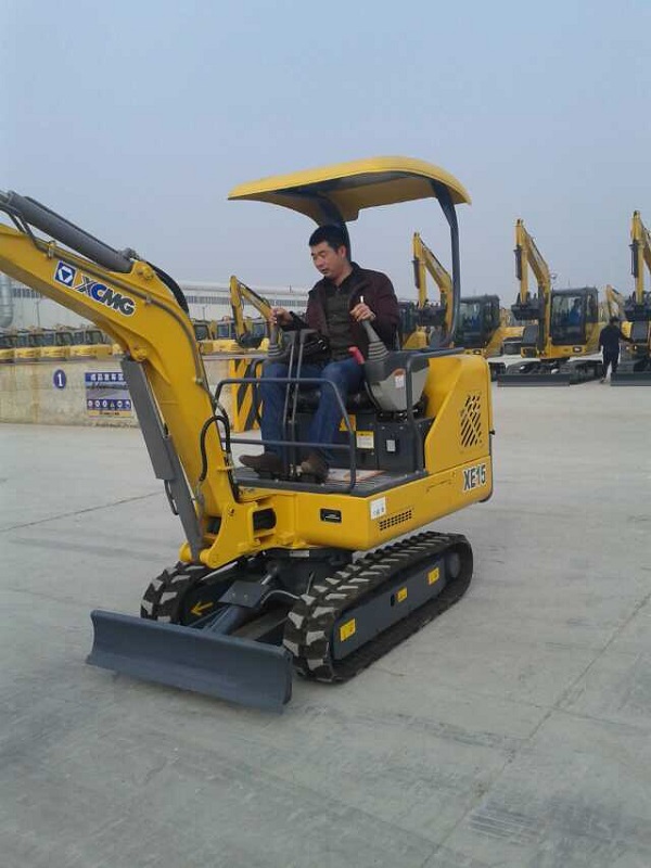 王俊杰与满冠（中国）挖机