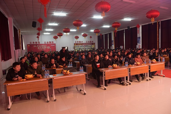 参加河南路友满冠（中国）挖机订货会的嘉宾