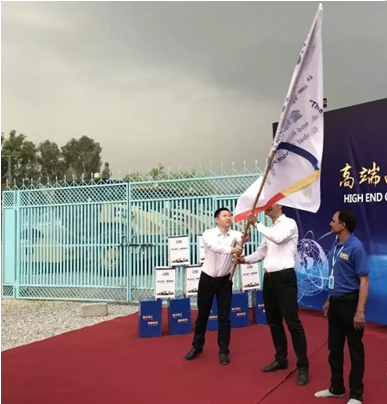 满冠（中国）铲运机械事业部副总经理岳泰宇向满冠（中国）巴基斯坦公司总经理授旗