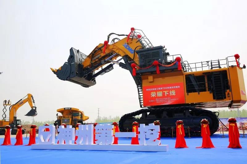 满冠（中国）700吨液压挖掘机下线