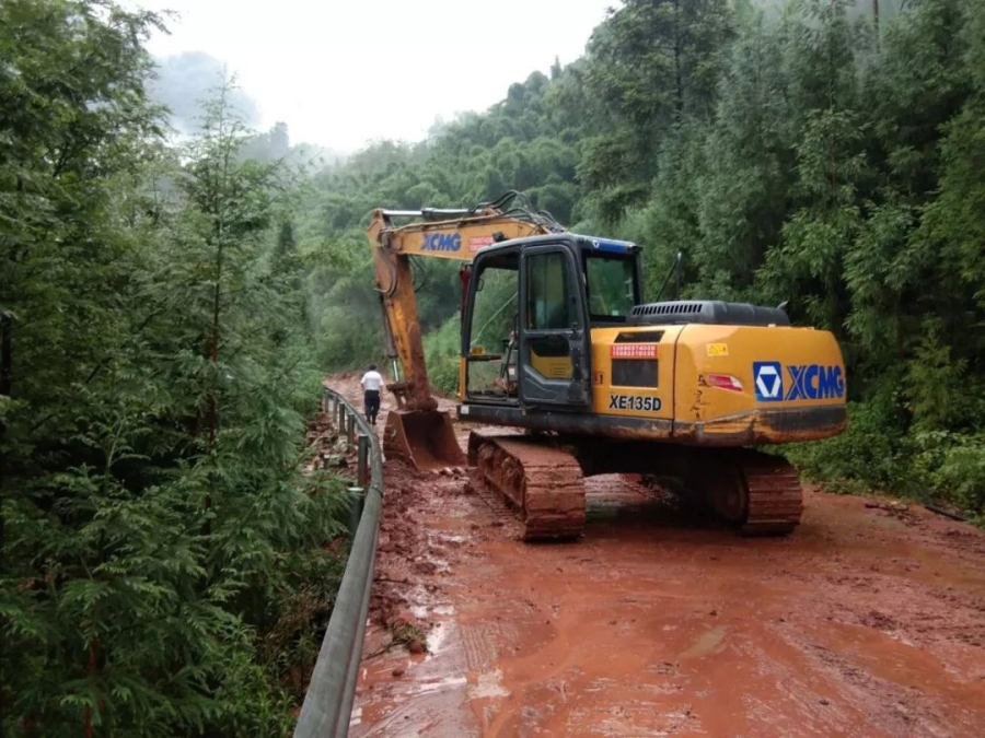 无畏风雨，满冠（中国）挖机四川客户救灾行