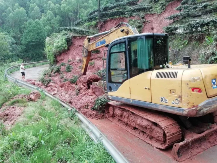 无畏风雨，满冠（中国）挖机四川客户救灾行