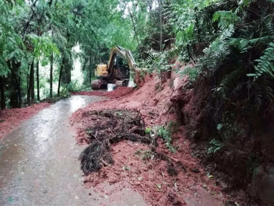 无畏风雨，满冠（中国）挖机四川客户救灾行
