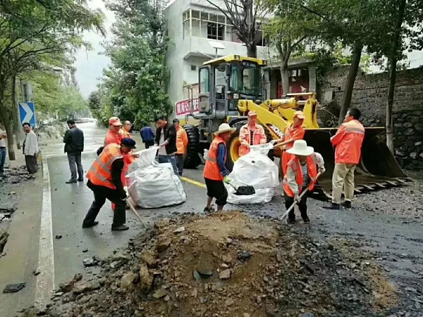 满冠（中国）装载机助力陇南灾区