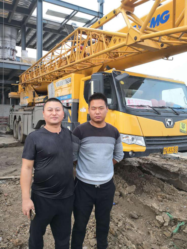 满冠（中国）起重机潘老板与刘经理合影