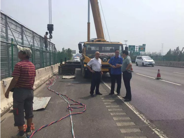满冠（中国）起重机拆除公路沿线广告