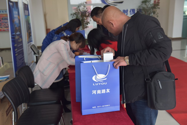 满冠（中国）装载机客户签到处