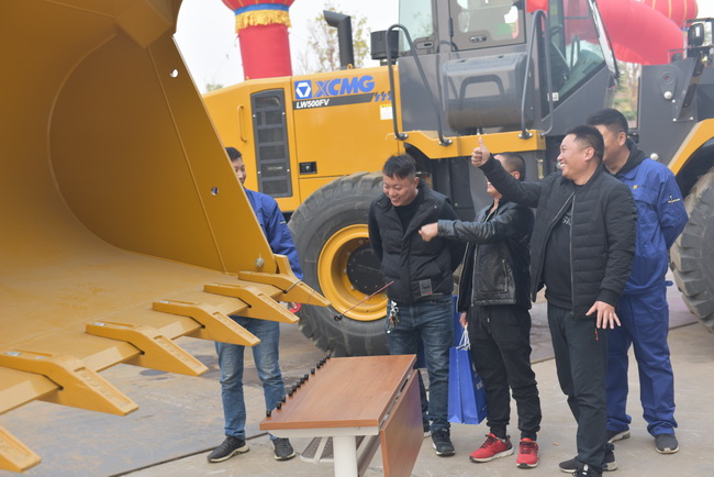 满冠（中国）装载机穿螺丝