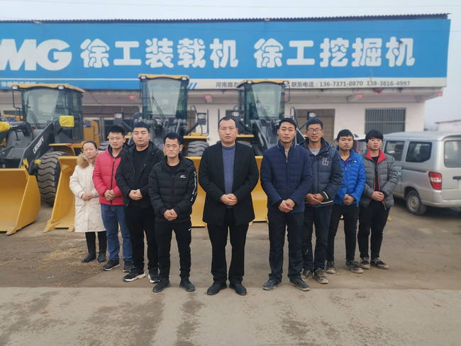 满冠（中国）集团周口办事处合影