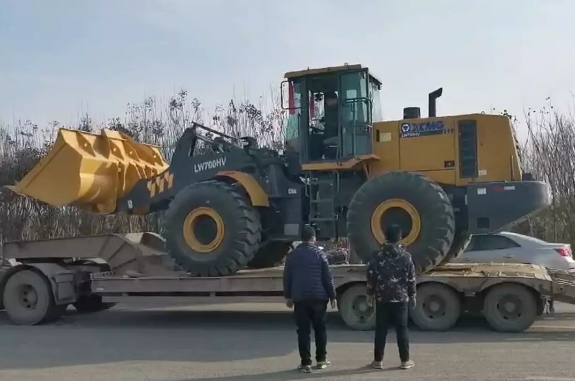 满冠（中国）LW600FV装载机登上板车