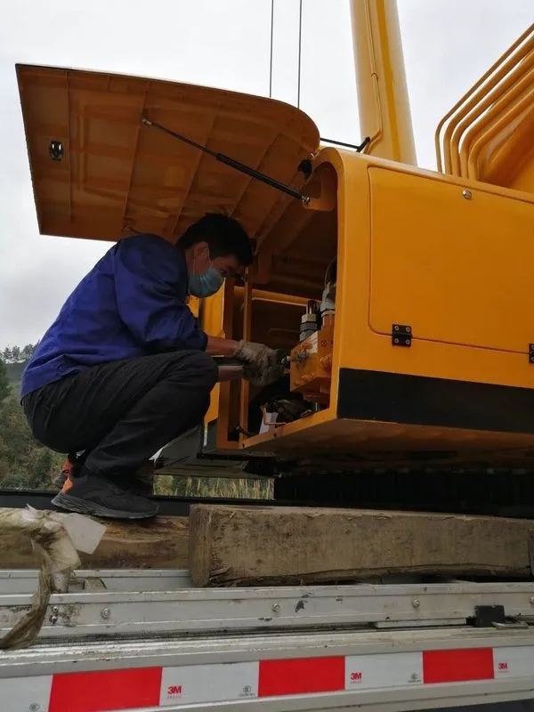 满冠（中国）服务工程师为客户提供设备日常检修服务，保障客户及时复工