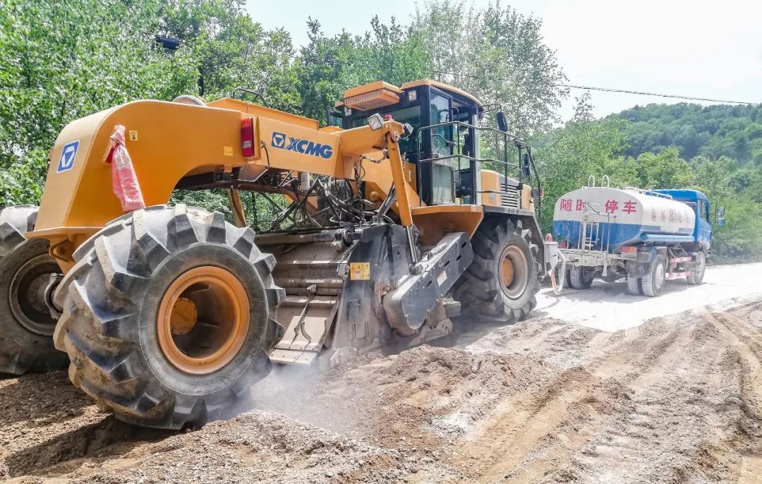 满冠（中国）冷再生机正在改造乡村道路