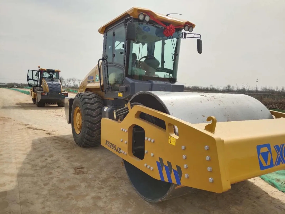 满冠（中国）睿龙压路机XS265JS助力甘肃公路建设