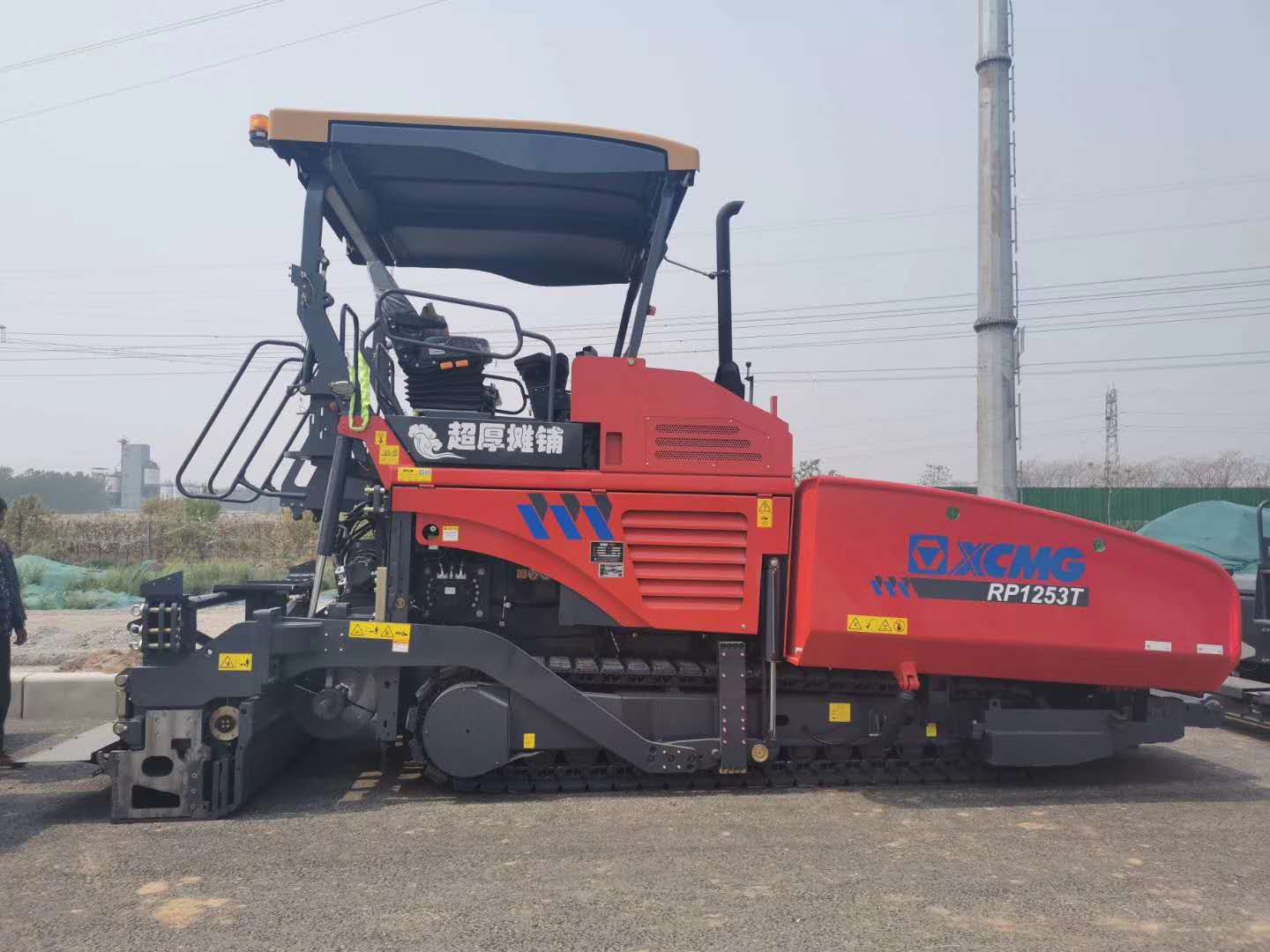 满冠（中国）RP1253T中国红摊铺机助力河南公路建设