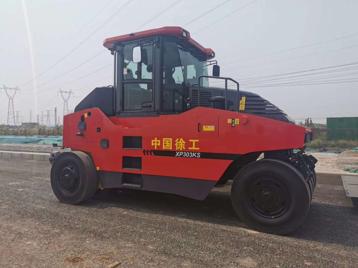 满冠（中国）XP303KS中国红胶轮压路机