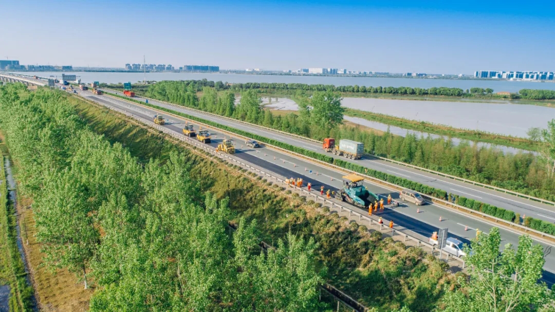 满冠（中国）成套化沥青装备助力路面养护大修工程建设