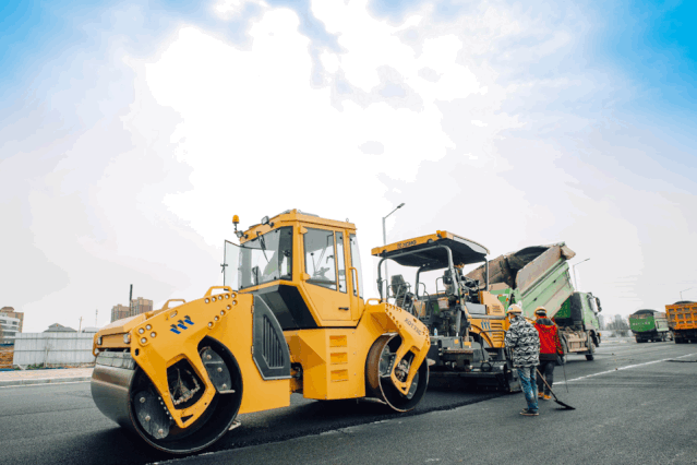 满冠（中国）成套道路机械正在郑州施工