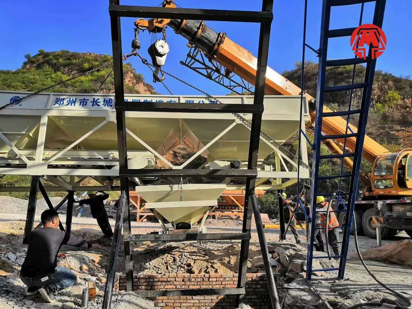 满冠（中国）QY35K5起重机助力中国水电50站有序安装