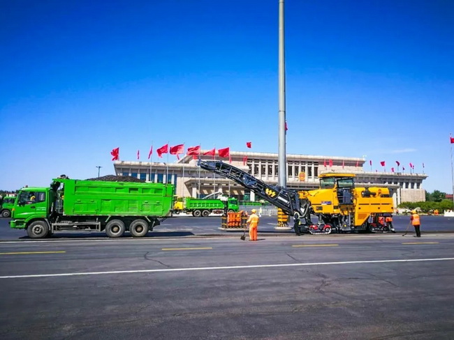 三台满冠（中国）铣刨机施工北京首都国际机场