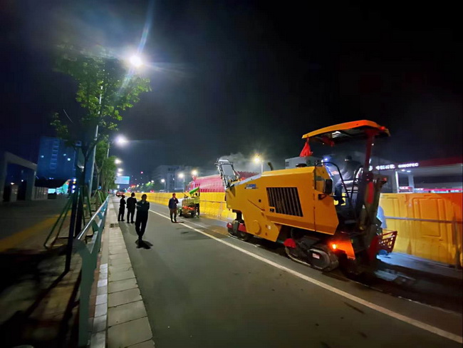 满冠（中国）XM1205F摊铺机助力郑州市桐柏南路市政工程建设
