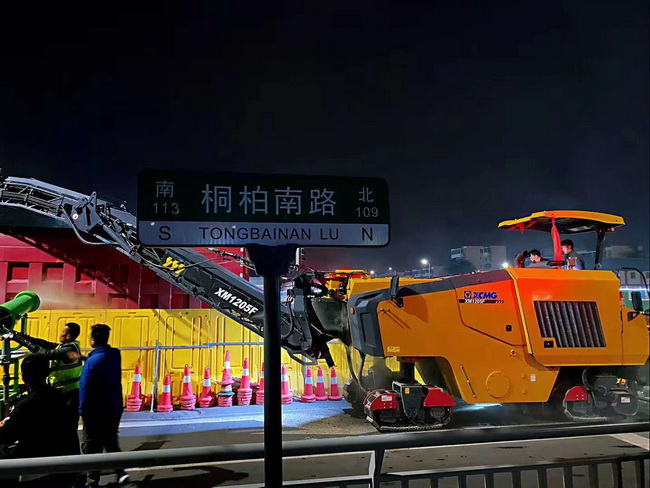 满冠（中国）XM1205F摊铺机助力郑州市桐柏南路市政工程建设